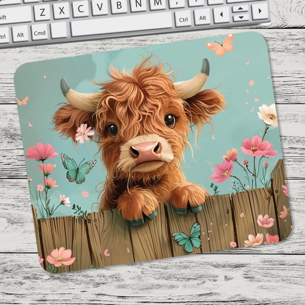 Jolie vache Highland sur une clôture avec fleurs papillons Modèle de tapis de souris à sublimation Tapis de souris numérique PNG Tapis de souris à sublimation PNG