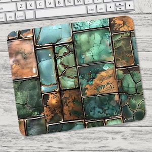 Pode incluir: Um tapete de rato com um padrão geométrico de quadrados em tons de verde, azul e castanho. Os quadrados têm um aspeto desgastado e envelhecido, com rachaduras e lascas na pintura.