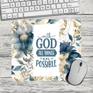 以下が含まれることがあります： 青と金の色の花柄が施された白いマウスパッド。中央に「with GOD ALL THINGS =are= POSSIBLE」という文字が印刷されています。