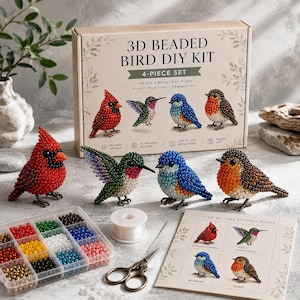 Puede incluir: Un kit de manualidades de pájaros con cuentas 3D de 4 piezas que incluye una caja con ilustraciones de un cardenal, colibrí, azulejo y petirrojo. El kit contiene un organizador de plástico transparente con cuentas de colores, un carrete de hilo blanco, tijeras y un folleto de instrucciones paso a paso. Cuatro figuras de pájaros terminadas se muestran frente a la caja.
