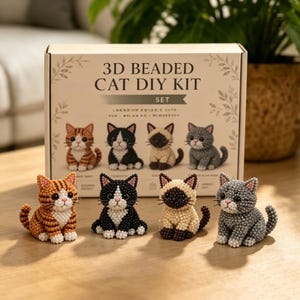 Könnte beinhalten: Ein 3D-Perlen-Katzen-DIY-Kit-Set mit sechs fertigen Katzenfiguren. Die Katzen sind in verschiedenen Farben erhältlich, darunter orangefarbenes Tabby, Schwarz und Weiß, Beige und Grau. Die Kit-Box ist beige mit dem Text "3D BEADED CAT DIY KIT SET".