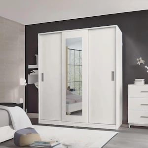 Puede incluir: Un armario blanco con puertas correderas y un panel central con espejo. El armario tiene tres puertas y tiradores plateados. El interior del armario no es visible. El armario está en un dormitorio.
