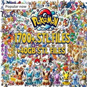 Könnte beinhalten: Eine weiße Keramiktasse mit schwarzem Henkel und dem Text "But First, Coffee" in fetter, schwarzer Schrift. Die Tasse steht vor einem verschwommenen Hintergrund, der eine gemütliche Umgebung suggeriert.