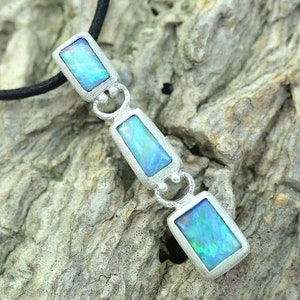Mattierte Silbertropfen Anhänger Boho Boulder Opal Halskette Glitzernder Pastellblau irisierender australischer Opal 1.68 Karat P1882B005-925