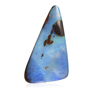 Peut inclure: Une pierre d'opale triangulaire polie, de couleur bleu clair. L'opale présente des inclusions marron et noires et un jeu de couleurs, avec des reflets bleus et verts. La pierre est posée sur un fond blanc.