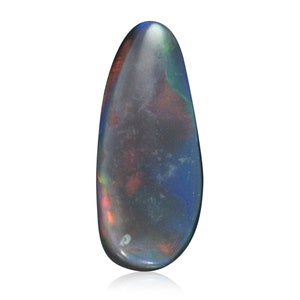 Puede incluir: Una piedra preciosa de ópalo negro en forma de lágrima con destellos iridiscentes azules, verdes y rojos.