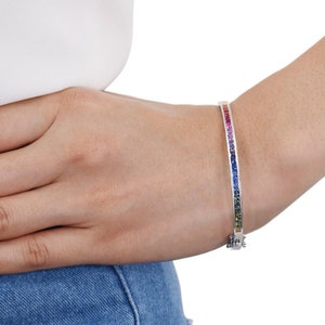 Sapphire Tennis 18K Weißgold Stack Armreif Prinzessin Regenbogen Saphir 8 Karat 2,5 mm Personalisierte Geburtstagsgeschenke für sie SKU: B1520-18K-WG