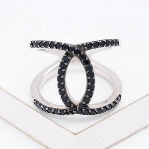 Interlock svart safirring 925 sterlingsilver lyxarmband från mitten av århundradet | Handgjorda etiska fina smycken | Artikelnummer: R1/237-925BLK