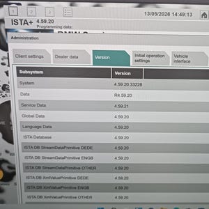 Könnte beinhalten: Ein Laptop-Bildschirm, der die ISTA+-Softwareoberfläche, Version 4.39.20, anzeigt. Der Bildschirm zeigt verschiedene Systemdaten, einschließlich Versionsnummern und Einstellungen. Die Oberfläche hat ein grau-weißes Farbschema.