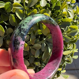 Brazalete de zoisita rubí de 58 mm