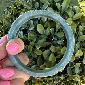 Brazalete tallado de jade azul agua de 69 mm