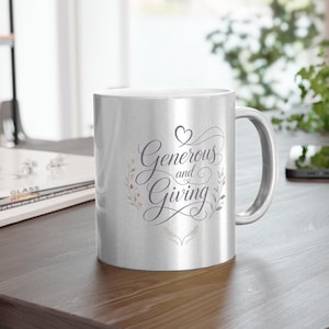 Può includere: Una tazza metallizzata color argento con il testo viola Generous and Giving in un carattere corsivo decorativo. Il design include un piccolo cuore sopra il testo, delicati rametti floreali sui lati e un'illustrazione di due mani a coppa.