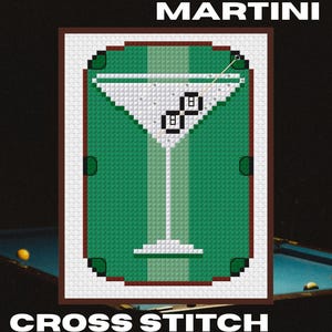 Op de afbeelding: Een kruissteekpatroon getiteld 8 BALL MARTINI met een wit martiniglas met een 8-bal erin, tegen een groene biljarttafelachtergrond met bruine randen. De afgewerkte maat is 7,62 cm bij 8,46 cm zoals vermeld op het ontwerp.