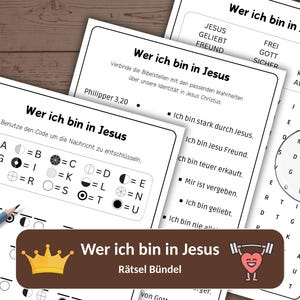 Può includere: Un insieme di fogli di lavoro stampabili in tedesco, intitolati "Wer ich bin in Jesus" (Chi sono in Gesù). Le pagine presentano enigmi, cruciverba ed esercizi di decifrazione di codici. È visibile anche una matita blu e un'icona di download digitale.