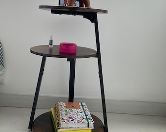 Mesitas auxiliares redondas de 3 niveles de madera y metal para sala de estar.