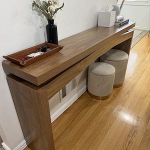 Drewniane, wąskie stoliki konsolowe do przedpokoju i salonu