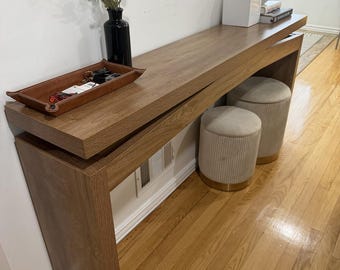 Consolle strette in legno per l'ingresso del soggiorno