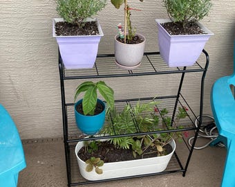 Estantería metálica sencilla para plantas, apta para interiores y exteriores.