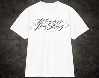 Maglietta cristiana con la scritta "Gioele 3:10, Lasciate che i deboli dicano che io sono forte", in cotone pesante, ideale per lo streetwear.