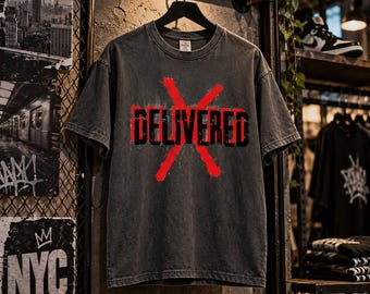 T-shirt grafica Delivered, maglietta streetwear effetto invecchiato, maglietta unisex rossa con la X