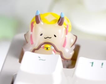 Tecla artesanal de pequeño monstruo con cuernos / Accesorio de escritorio kawaii / Tecla personalizada para teclado de juegos