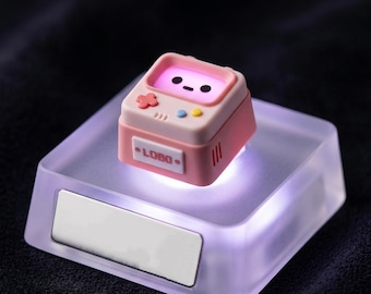 Teclado mecánico retro arcade con teclas Cherry MX artesanales y acabado translúcido.