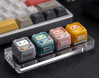 Teclado mecánico retro arcade con teclas Cherry MX artesanales y acabado translúcido.