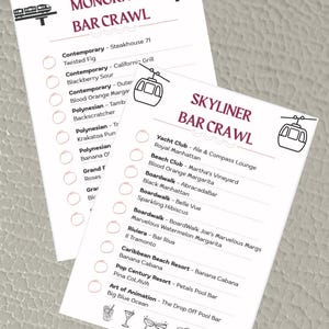 Puede incluir: Dos listas de verificación de bares blancos con texto e ilustraciones en negro. Una se titula "Monorail Bar Crawl" y la otra "Skyliner Bar Crawl". Cada lista incluye nombres de bares y sugerencias de bebidas, con círculos de verificación.