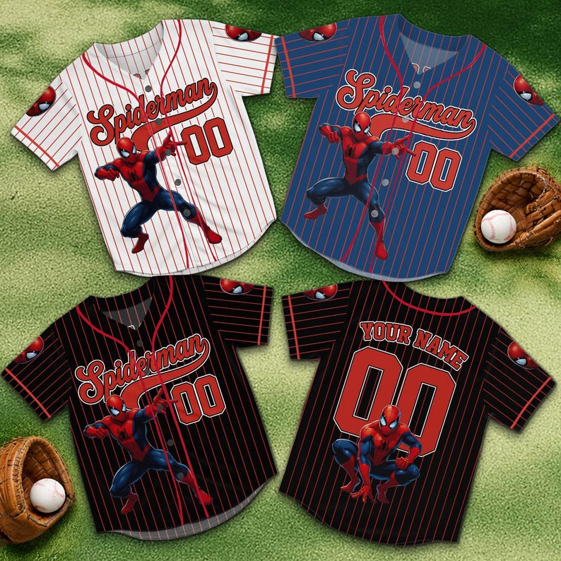 Może przedstawiać: Cztery koszulki baseballowe z postacią Spider-Mana. Koszulki są białe, niebieskie i czarne z czerwonymi akcentami i prążkami. Każda koszulka ma logo Spider-Mana i numer "00". Jedna koszulka ma napis "YOUR NAME" na plecach.