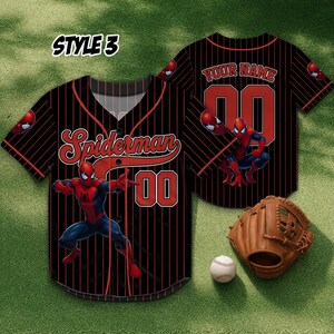 Może przedstawiać: Czarna koszulka baseballowa z czerwonymi prążkami, z napisem "Spiderman" w czerwonym skrypcie i numerem "00". Koszulka zawiera grafikę Spidermana i tekst "YOUR NAME". Widoczna jest r&oacute;wnież rękawica i piłka do baseballu.