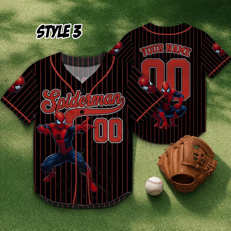 Może przedstawiać: Czarna koszulka baseballowa z czerwonymi prążkami, z napisem "Spiderman" w czerwonym skrypcie i numerem "00". Koszulka zawiera grafikę Spidermana i tekst "YOUR NAME". Widoczna jest r&oacute;wnież rękawica i piłka do baseballu.