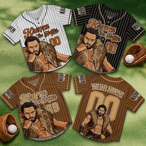 Puede incluir: Cuatro camisetas de béisbol con el texto "Kraven The Hunter" y el número "00". Las camisetas son blancas, negras y marrones con rayas finas. Una camiseta tiene el texto "Your Name". También hay un guante y una pelota de béisbol.