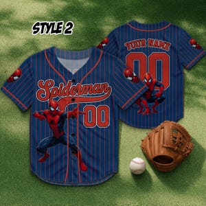 Może przedstawiać: Niebieska koszulka baseballowa z czerwonymi prążkami, z napisem "Spiderman" w czerwonym skrypcie i numerem "00". Koszulka ma grafikę Spidermana z przodu i z tyłu, z rękawicą i piłką do baseballu.