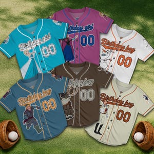 Könnte beinhalten: Eine Sammlung von Baseball-Trikots in verschiedenen Farben, darunter Türkis, Lila, Braun und Weiß. Jedes Trikot zeigt eine Charaktergrafik und den Text "Birthday girl" oder "Birthday boy" mit der Nummer "00".