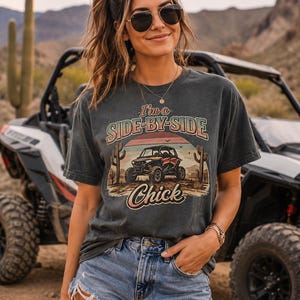 Lustiges UTV-Shirt, stilvolles ATV-Schlammreit-T-Shirt, Off-Road-Grafik-T-Shirt, RZR-Trailreitkleidung, Geschenkidee für Reiter, süßes Side-by-Side-Küken