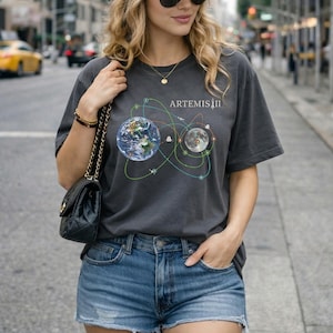 Camiseta con diseño de cohete de exploración espacial estilo parche de la misión Artemis II, camiseta de cohete de regreso a la Luna, camiseta gráfica de la misión de la NASA.
