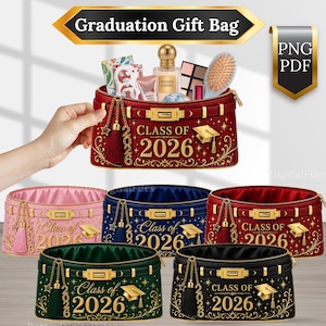 Puede incluir: Una colección de bolsas de regalo de graduación en varios colores, incluyendo rojo, rosa, azul, verde y negro. Cada bolsa está adornada con detalles dorados, el texto "Class of 2026" y un birrete. Las bolsas están llenas de productos de belleza.