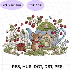 Può includere: Un ricamo raffigurante un topo marrone con sciarpa a pois rossi e bianchi davanti a una casa a forma di teiera blu. La scena include un recinto bianco, cespugli di lamponi, fiori e un cesto di lamponi. Testo: Embroidery Files 4" 5" 7" 8" PES, HUS, DGT, DST, PES.