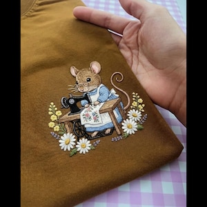 Cottagecore Mouse Sewing Brodery Design: Vintage Blommaskinfil (digital nedladdning)