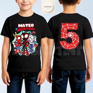 Puede incluir: Camiseta negra con personajes de Spider-Man y el texto "MATEO AMAZING FRIENDS" en la parte delantera. La parte trasera muestra un gran n&uacute;mero rojo "5" con un dise&ntilde;o de telara&ntilde;a. La camiseta la lleva un ni&ntilde;o.