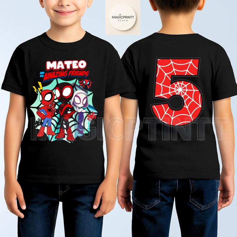 Puede incluir: Camiseta negra con personajes de Spider-Man y el texto "MATEO AMAZING FRIENDS" en la parte delantera. La parte trasera muestra un gran n&uacute;mero rojo "5" con un dise&ntilde;o de telara&ntilde;a. La camiseta la lleva un ni&ntilde;o.