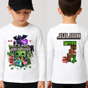 Può includere: Maglietta bianca a maniche lunghe con un design a tema Minecraft colorato. La parte anteriore mostra la scritta "IT'S MY BIRTHDAY" con vari personaggi del gioco. La parte posteriore ha il nome "JULIAN" e il numero "3".
