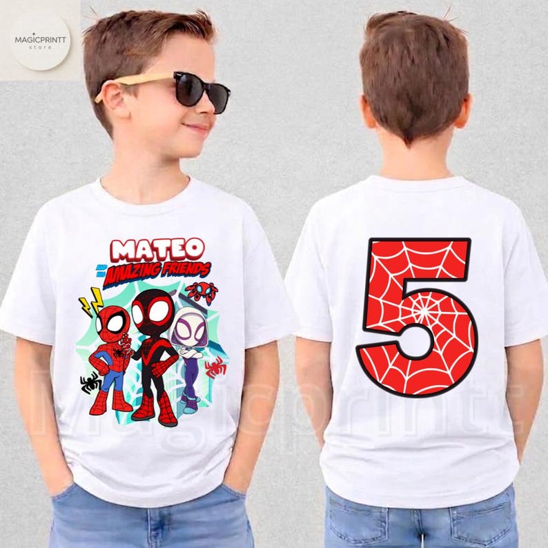 Puede incluir: Camiseta blanca con un gr&aacute;fico colorido de personajes de Spider-Man y el texto "MATEO AMAZING FRIENDS" en la parte delantera. La parte trasera de la camiseta muestra un gran n&uacute;mero 5 rojo con un dise&ntilde;o de telara&ntilde;a.