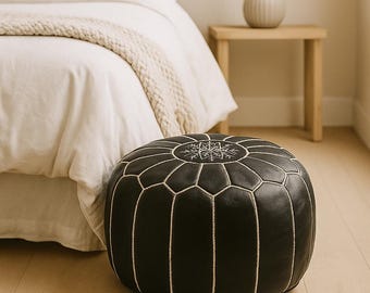 Pouf in pelle nera con cuciture bianche, ottomano marocchino non imbottito, cuscino da pavimento artigianale, decorazione boho monocromatica, copri poggiapiedi rotondo