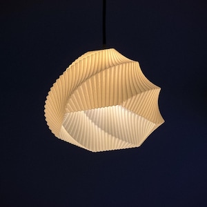 Skulptural pendellampskärm, organiskt vågigt taklampskydd, minimalistisk och iögonfallande belysningsdekor