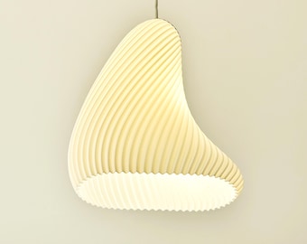 Lampada a sospensione scultorea ondulata con attacco E27, moderna, organica, per soffitto, arredamento minimalista.