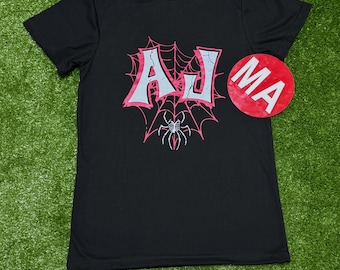 Camiseta rosa con iniciales de Aj lee
