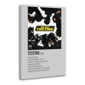 Puede incluir: Una impresión enmarcada con la portada del álbum "Testing" de ASAP Rocky de 2018. La obra de arte muestra un grupo de personas con la cabeza inclinada hacia abajo, con el título del álbum y el nombre del artista en amarillo y negro.