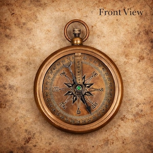 Peut inclure: Boussole en laiton antique avec un cadran détaillé, comportant des indications directionnelles et une aiguille. La boussole a un design circulaire avec un anneau en haut et le texte "Front View". La boussole est posée sur un fond brun texturé.