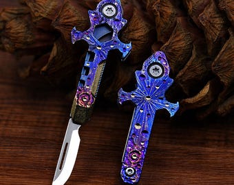 Mini multiherramienta de aleación de titanio "Cielo estrellado" — Accesorio llavero EDC anodizado a mano — Herramienta utilitaria portátil 8 en 1 — Regalo único para hombres